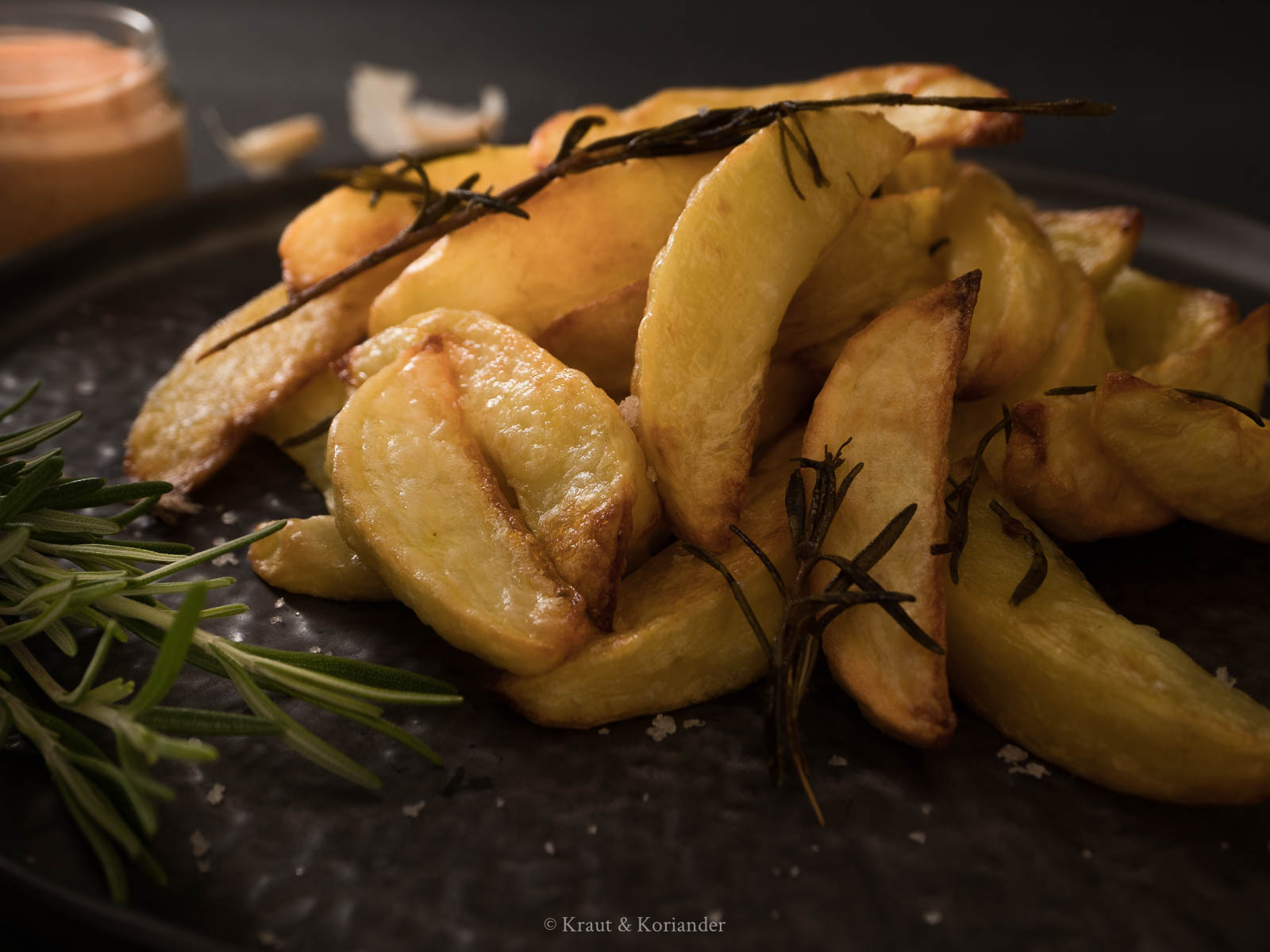 Knusprige Kartoffelspalten aus dem Ofen mit Paprika-Dip