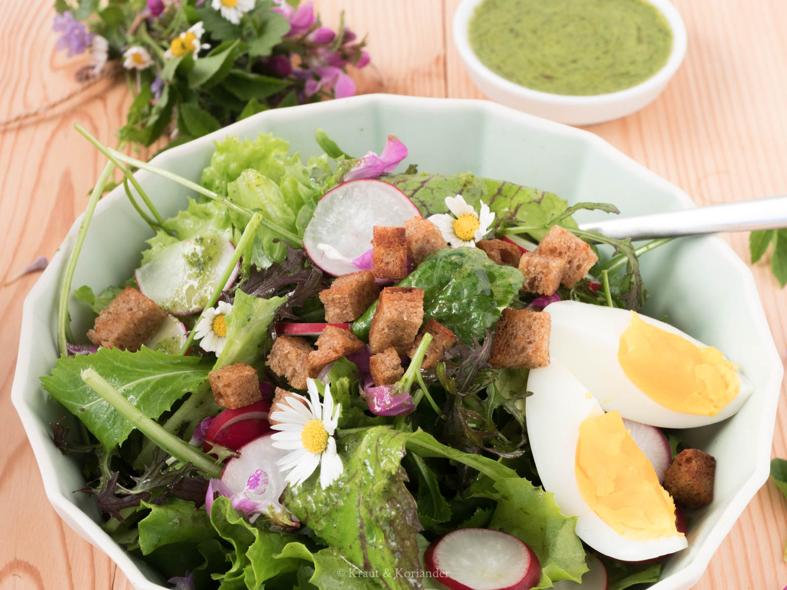 Salat mit Wildkräuterdressing