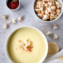 Gelbe Paprika-Mais-Suppe mit Popcorn