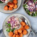 Süßkartoffelbällchen mit buntem Krautsalat